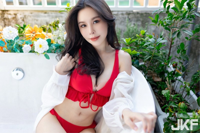 巨乳藝術家「烏乃U-Mai」火辣解放！露天浴缸秀「白嫩美體」！【EV棋牌】-EV棋牌