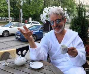 老頭用6000元打造成俄國富豪騙鄉民，每天都有妹子上門求包養【EV棋牌】-EV棋牌