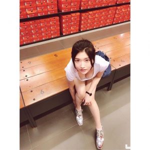 超狂視角！鞋店正妹試鞋「店員視角」福利驚人，形狀大小一覽無遺！完全大噴鼻血….【EV棋牌】-EV棋牌