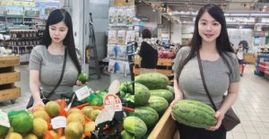 比西瓜還大！巨乳正妹逛超市　貼身上衣擋不住進擊乳量【EV棋牌】-EV棋牌
