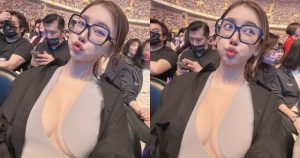 看演唱會驚見「雪白爆乳妹」！衣服挖洞露出「渾圓人字奶」好搶眼【EV棋牌】-EV棋牌