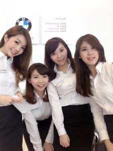 超正汽車業代，黑絲美腿＋緊身制服，車頭燈排排站忍不住要去賞車了！【EV棋牌】-EV棋牌