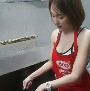 天菜！「小吃攤巨乳妹」穿著緊身小背心害客人覺得「好緊」，私下穿著更是大尺度！【EV棋牌】-EV棋牌