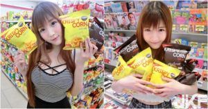 被攻陷！「超商巨奶妹」搜刮便利商店！玉米片也比不上她「胸前白饅頭」啊！【EV棋牌】-EV棋牌