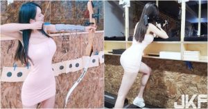 神射手4ni？長髮正妹射擊場「爆乳打槍」！超緊身短裙讓人想「正中紅心」！【EV棋牌】-EV棋牌
