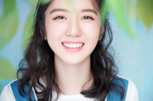 拍攝蘋果廣告走紅的16歲氣質美少女遭起底……網友驚呼：出道竟是靠「總裁乾爹」？！【EV棋牌】-EV棋牌