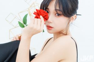 甜美正妹「安然」細肩帶低胸挑逗，「誘惑好曲線」超級顯眼！【EV棋牌】-EV棋牌