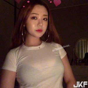 緊繃到內衣形狀都印出來！大肉包妹子超薄上衣＋深色內衣，顏色形狀根本超明顯！【EV棋牌】-EV棋牌