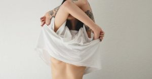 脫了？狂派猛妹「脫衣起手式」準備嗨一波　胸前兩顆草莓嬌嫩欲滴想吃吃【EV棋牌】-EV棋牌