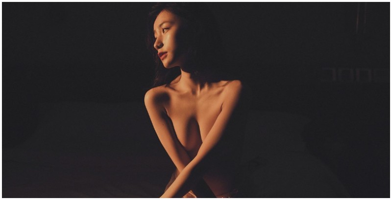 突破黑暗的裸體寫真！強國攝影師「黑卡露」用一支燈就拍出絕美胴體曲線的神祕感【EV棋牌】-EV棋牌