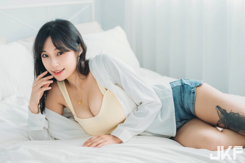巨乳女友「安然」在家撒嬌求抱抱，低胸背心和熱褲露「窈窕曲線」！【EV棋牌】-EV棋牌