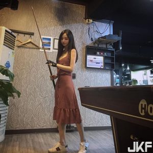 好想爬「聖母峰」！撞球館長腿妹胸前雄偉的「大女乃女乃」讓人想攻頂啊！【EV棋牌】-EV棋牌