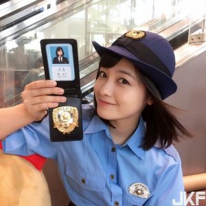 「千年一遇美少女」橋本環奈，穿上警察制服逆天童顏甜死人，「無死角」美顏讓人戀愛！【EV棋牌】-EV棋牌