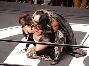 差點全都露 摔角場上女模あべみほ(abemiho)胸罩意外脫鉤【EV棋牌】-EV棋牌