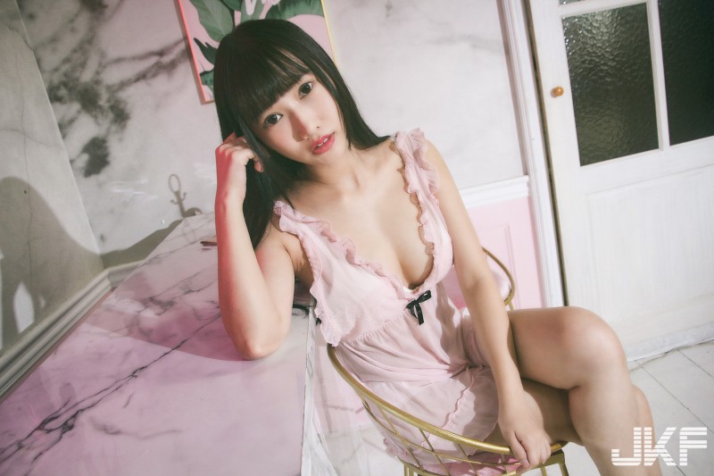 美胸少女「又又」詮釋清純與情慾，誘人的若隱若現內睡衣，裙邊交叉的白皙大腿真迷人！【EV棋牌】-EV棋牌