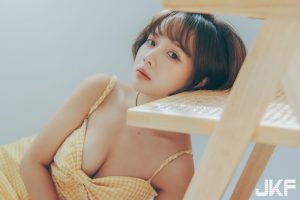 大眼甜心「倩倩」的午茶時光!小洋裝挺「渾圓美乳」令人食指大動!【EV棋牌】-EV棋牌