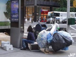 當街打手槍《LinkNYC變成街友的AV播放器》市民打爆投訴電話【EV棋牌】-EV棋牌