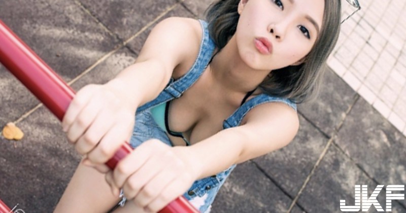 太正了！「地方的公園」驚見正妹「著內衣玩單槓」好胸猛！路人都不知道眼睛該擺哪啦～【EV棋牌】-EV棋牌