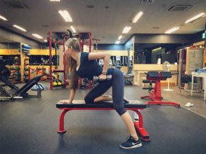 健身房驚見「巨乳正妹」！那對「車頭燈」超兇殘，正面乳量迎擊不得了…【EV棋牌】-EV棋牌