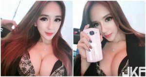 性感辣模「爆奶推薦手機」!巨大雙乳辣到翻,客人看了都狂噴血!【EV棋牌】-EV棋牌