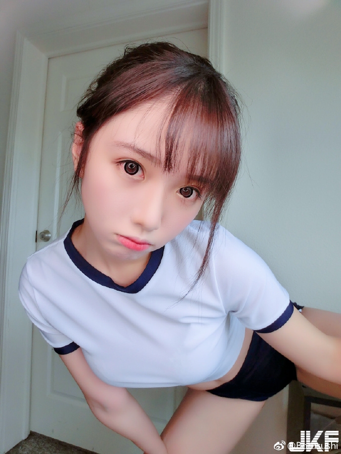 合身體操服也擠出了大歐派！白皙正妹「Borusushi 」衣服下隱藏了超渾圓胸型….【EV棋牌】-EV棋牌