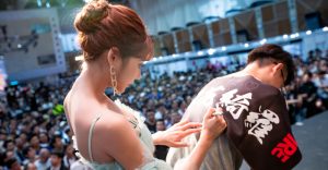 男女通吃！暗黑女神「明日花綺羅」大送福利　台下一片黑海齊喊：「KIRARA！」【EV棋牌】-EV棋牌