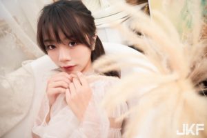 大眼甜心「優里Yuri」甜蜜約會時光，夢幻薄紗「深溝若隱若現」！【EV棋牌】-EV棋牌