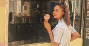 消暑聖品!「冰淇淋女孩」回眸一笑融化千萬網友 果然是甜入心坎裡【EV棋牌】-EV棋牌