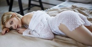 狂阿！初熟少女「霸氣露點」宣告進入裸模圈　作品還未上市就造成轟動【EV棋牌】-EV棋牌