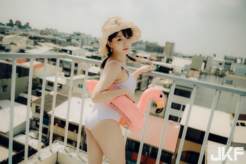 翹臀美乳大方露！電眼美少女「倩倩」性感連身泳裝好想和她一起玩水！【EV棋牌】-EV棋牌