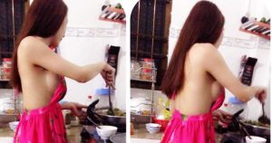 膽子真大!爆乳下廚妹「全裸上陣」太熱會受不了!放送「白嫩圓乳」讓人熱血沸騰…【EV棋牌】-EV棋牌