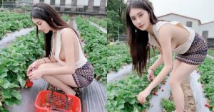 阿捏採草莓母湯！爆乳正妹「Queenta」超鬆垮上衣配迷你裙，彎腰「雪白春光」全部外洩！【EV棋牌】-EV棋牌