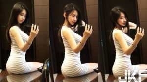 邪惡翹臀,搔首弄姿!S曲線辣妹一個「肉臀」坐在桌上,實在讓人癢得受不了!【EV棋牌】-EV棋牌