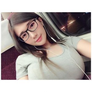 台灣處處是美景!火車上「巨乳正妹」自拍畫面好衝擊,乳量把鏡頭擠得好滿啊!【EV棋牌】-EV棋牌