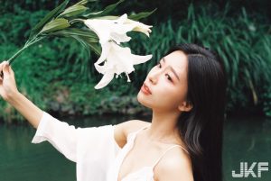 火辣的純白誘惑!正妹高材生「張芳瑜」野溪玩耍,「渾圓嫩乳」溢出好性感【EV棋牌】-EV棋牌