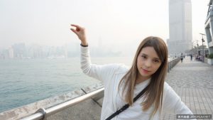 混血正妹求ps太陽在手裡　不能免俗的被惡搞啦！【EV棋牌】-EV棋牌