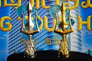 【EV扑克】CPG®海棠湾巡游赛｜主赛最后九人浮现，2024年“大金海神杯”得主陈英杰千万级别记分牌领跑【EV棋牌】-EV棋牌