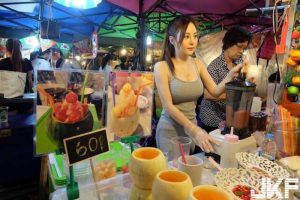 網友逛夜市偷拍「豪乳果汁妹」被各大論壇瘋傳!沒想到當地網友全都暴動了…【EV棋牌】-EV棋牌