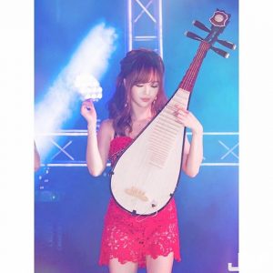 E罩杯琵琶手正妹「丘涵」，巨乳撐琵琶，畫面波濤洶湧，觀眾也不自覺跟著「乳動」！【EV棋牌】-EV棋牌