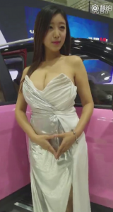 航母級正妹開「LED頭燈」照亮車展！現場人員目光下意識隨光源移動【EV棋牌】-EV棋牌