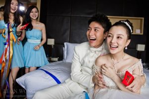 婚禮玩很大！妻子被多名男子扒光光，老公笑呵呵【EV棋牌】-EV棋牌