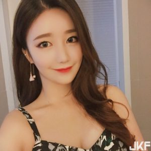 乳量滿滿！氣質出眾「Ｇ奶」老師，「緊身爆乳」太邪惡誰還能專心上課…【EV棋牌】-EV棋牌