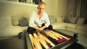 【EV扑克】“我就是个蠢货”——Gus Hansen 的崩塌与重生，从赌桌之神到输光数百万【EV棋牌】-EV棋牌