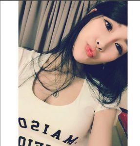 細腰嫩乳妹「佳佳」，還有一雙會笑的眼睛，仔細一神，原來是一位「機場警察」啊！【EV棋牌】-EV棋牌