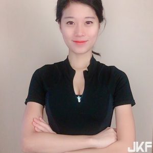 緊到不行！超緊身運動衣把妹子身材看得一清二楚，上半身「雄偉長輩」被擠得喘不過氣…【EV棋牌】-EV棋牌