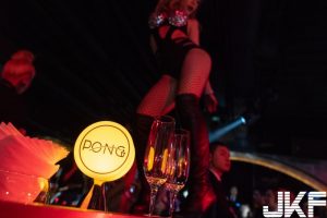 嗨到不想回家!JKF X PONG Taipei 豪乳轟炸,女郎、舞團貼身互動讓人心跳加速!【EV棋牌】-EV棋牌