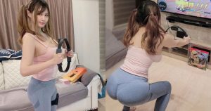 「巨乳正妹」居家玩健身環，超兇猛「飽滿翹臀」好顯眼，粉絲狂讚：曲線好辣！【EV棋牌】-EV棋牌