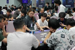 【EV扑克】CSOP-III潮汕扑克系列赛主赛A组战报:郑广275K领跑,赛场清凉升级服务满分【EV棋牌】-EV棋牌