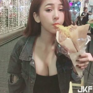 超級吃貨妹子,露長輩大吃美食,看著胸前的「大深溝」就已經飽了!【EV棋牌】-EV棋牌