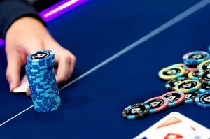 【EV扑克】牌桌上遇到强手怎么办？别逞强，别硬刚，做对这三件事【EV棋牌】-EV棋牌